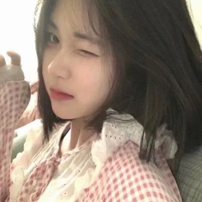 一个唱歌，另一个不唱歌